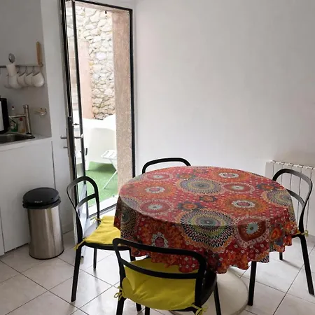 Au Coeur Du Village De Apartamento