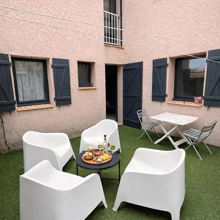 Au Coeur Du Village De Apartamento *