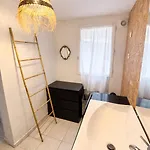 Au Coeur Du Village De *