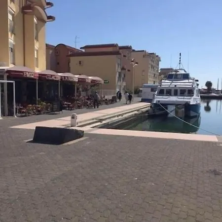 Au Coeur Du Village De Apartamento Gruissan