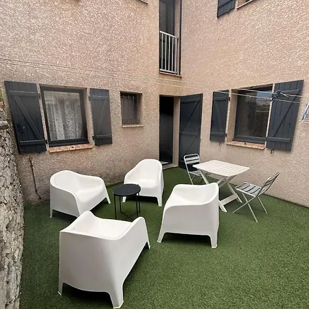 Au Coeur Du Village De شقة